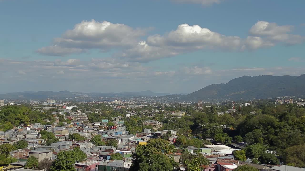 Un breve timelapse di una vista panoramica della valle della zona storica di San Salvador, El Salvador