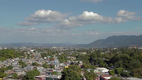 un breve lapso de tiempo de una vista panorámica del valle de la zona histórica de san salvador, el salvador