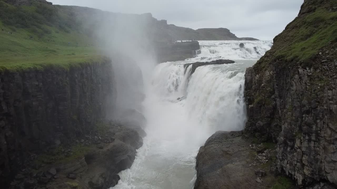 vuelo aéreo hacia la cascada dettifoss estrellándose con agua rociada en islandia