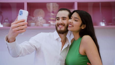 una pareja tomando una foto de sí misma.