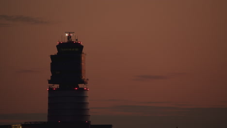 flughafen-kontrollturm bei sonnenuntergang