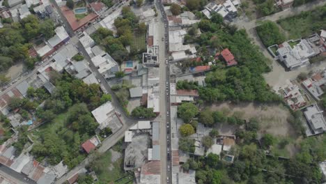 disparo descendente desde arriba por encima de una calle residencial en santiago, nuevo león