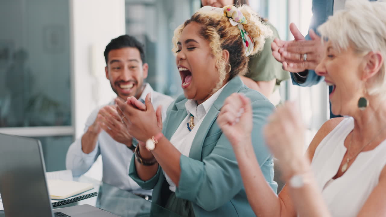 박수를 치는 사업가들, 노트북