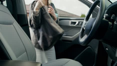 mujer de negocios en el coche