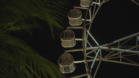 noria gigante en el centro comercial del parque de atracciones de asia