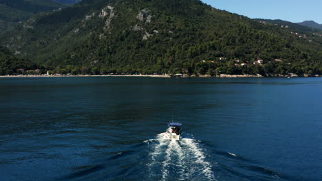barco de pesca navegando en el mar de regreso al puerto de moscenicka draga en croacia