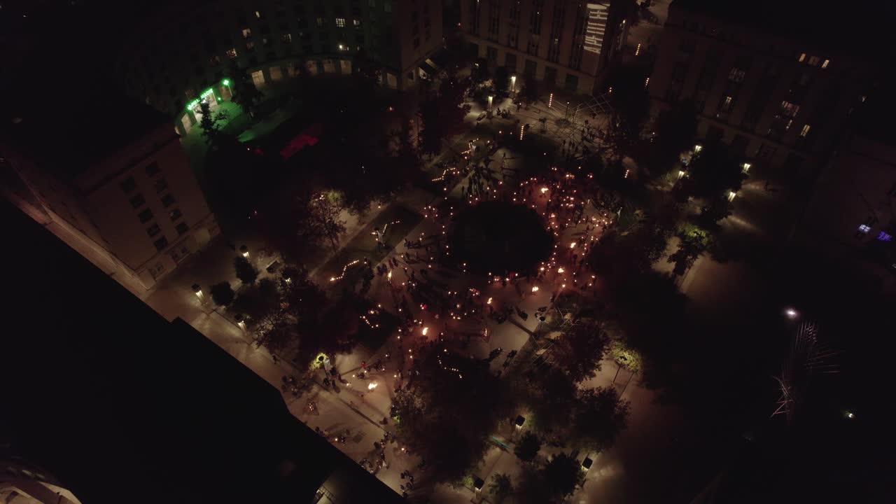 vista aérea de la plaza por la noche con gente disfrutando del evento acróbata en antigone, montpellier