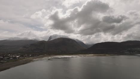 Toma-Aérea-Ascendente-De-Un-Ben-Nevis-Cubierto-De-Nieve-En-Fort-William,-Escocia