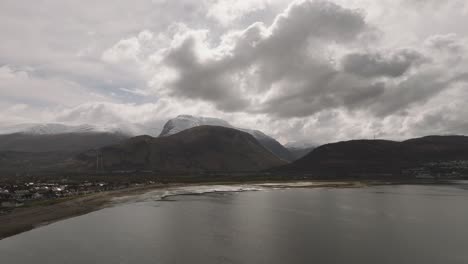 fotografía aérea de un ben nevis cubierto de nieve en fort william, escocia