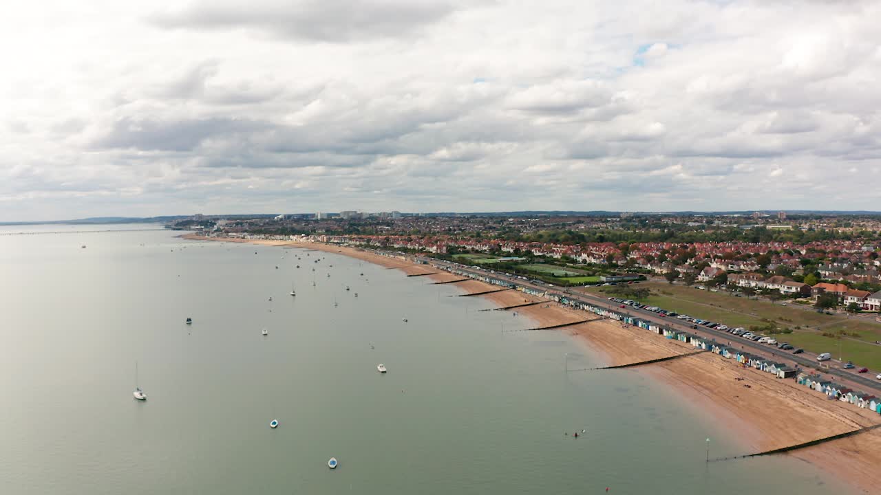 물 위로 하강하는 공중 전진 비행