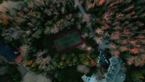 Vista-Superior-De-Drones-De-Una-Cancha-De-Baloncesto-Y-Tenis-Escénica-Rodeada-De-Follaje-De-Otoño-En-Wisconsin