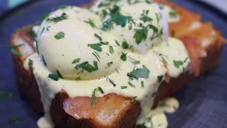 deliciosos huevos de salmón ahumado benedicto