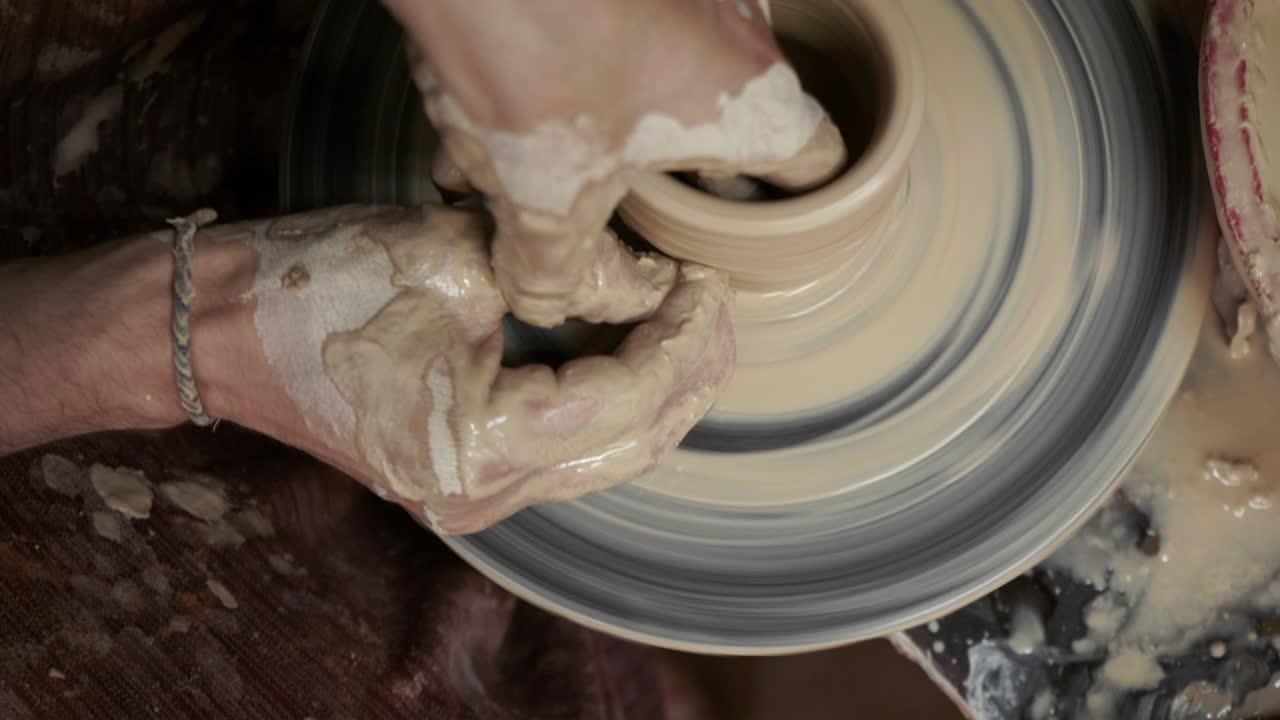 도자기는 진으로 잔을 만든다. 도자기는 도자기 바에 잔을 만들었다.