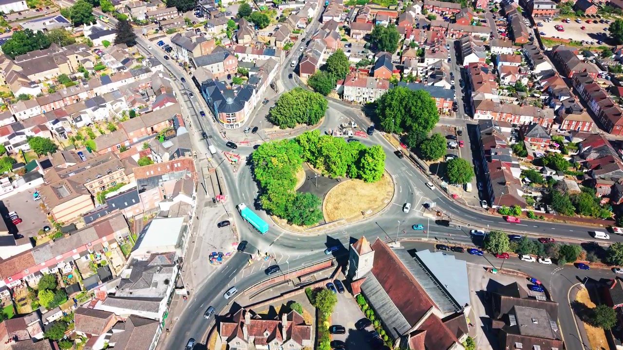 Hög flygvy över St Paul's rondell i Salisbury som visar trafik, omgivande bostäder, träd och det livliga stadsvägnätet.