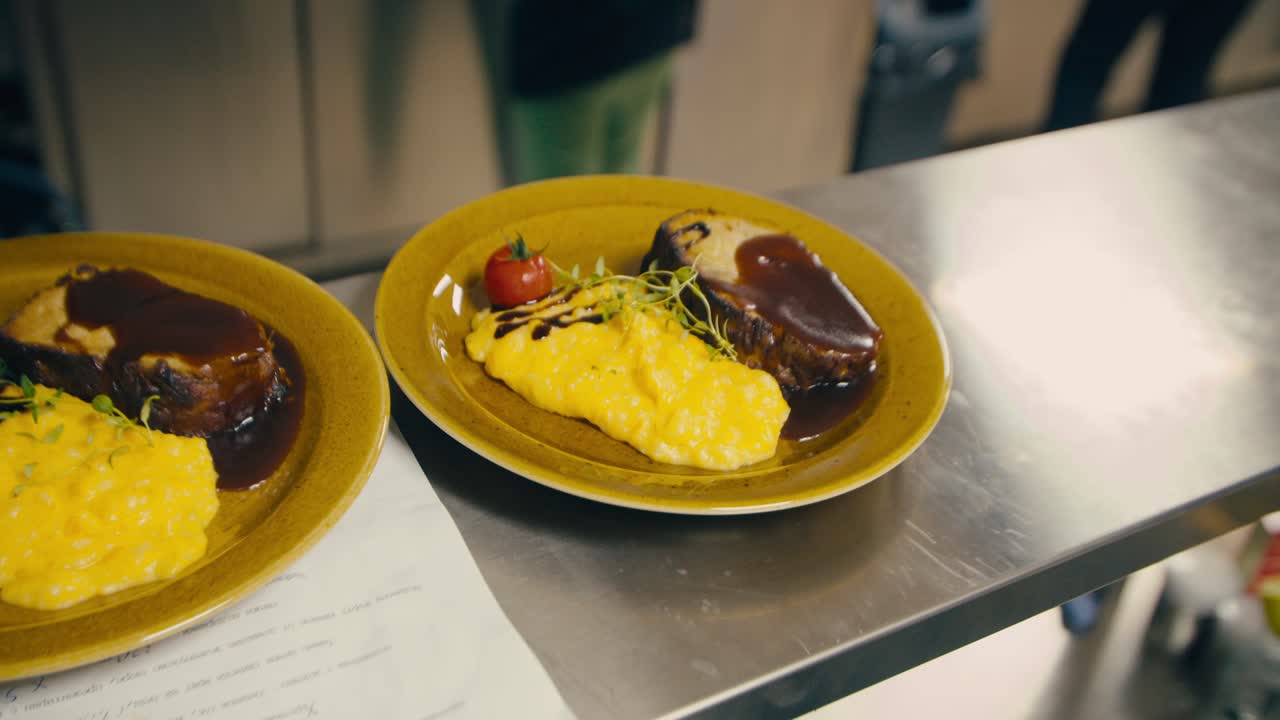 bistecca con purè di patate per guarnire