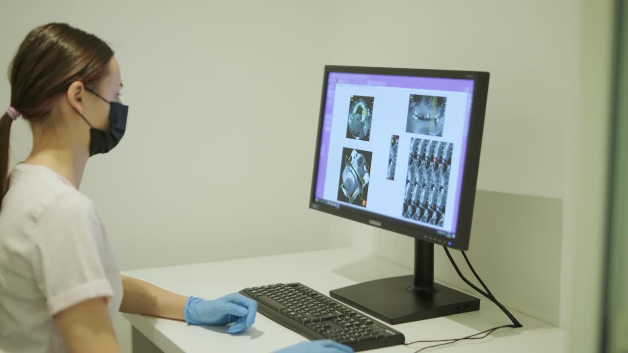 paciente sometido a una radiografía dental con un técnico