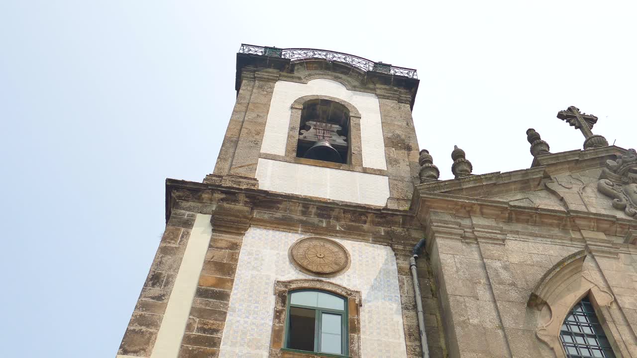 mirando la fachada de la iglesia do carmo en oporto, portugal
