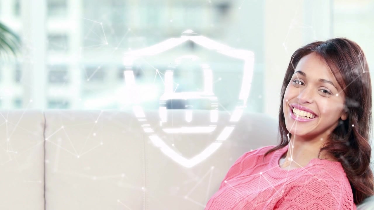 Mulher reclinada no sofá mexendo no telefone e verificando o login enquanto um escudo de segurança se anima sobre o sofá.