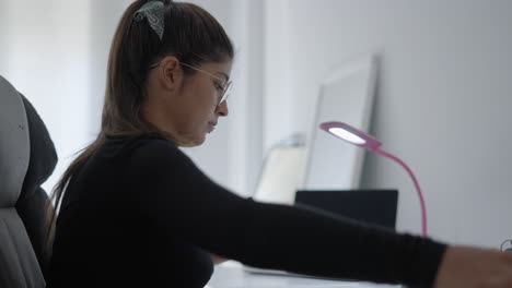 mujer que trabaja en el hogar