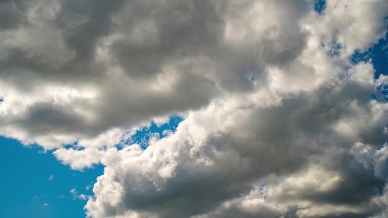작은 구름과 함께 파란 하늘 배경.