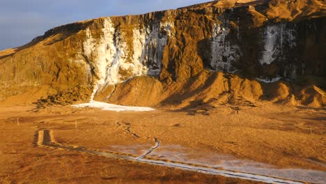vista aérea de una cascada congelada en islandia