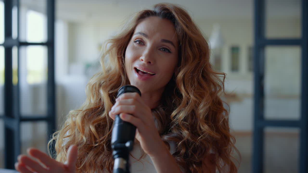 집 에서 연습 하는 미소 짓는 가수 의 초상화