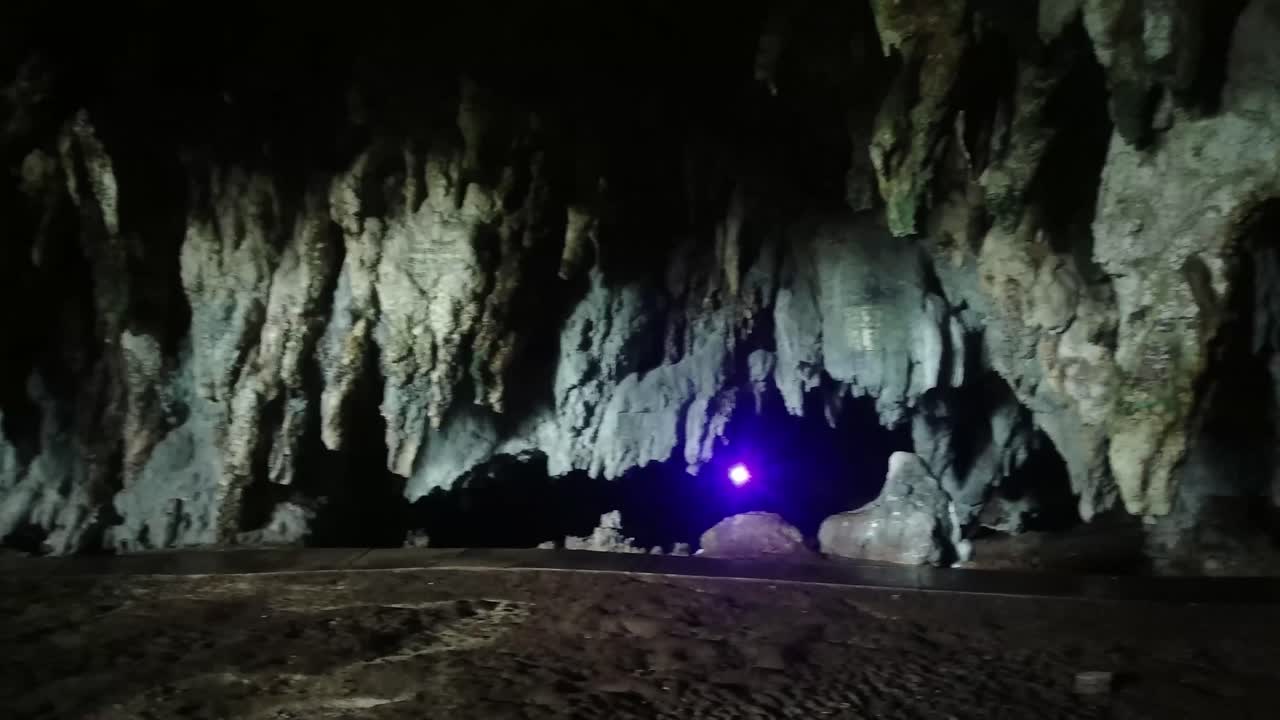 tiro de estalactitas y estalagmitas en la cueva de tabuhan en pacitan, java oriental, indonesia