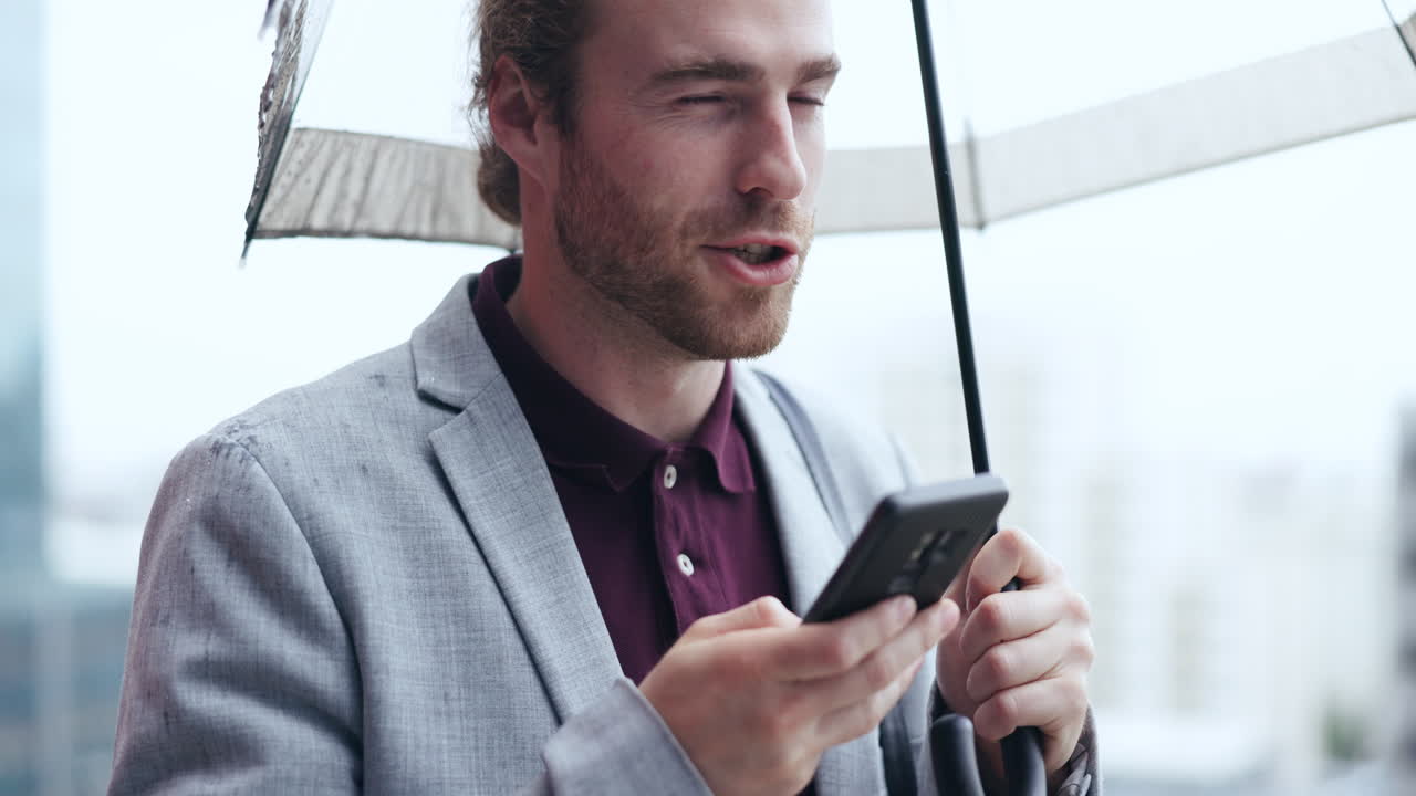 paraguas, lluvia y hombre en un teléfono en la ciudad
