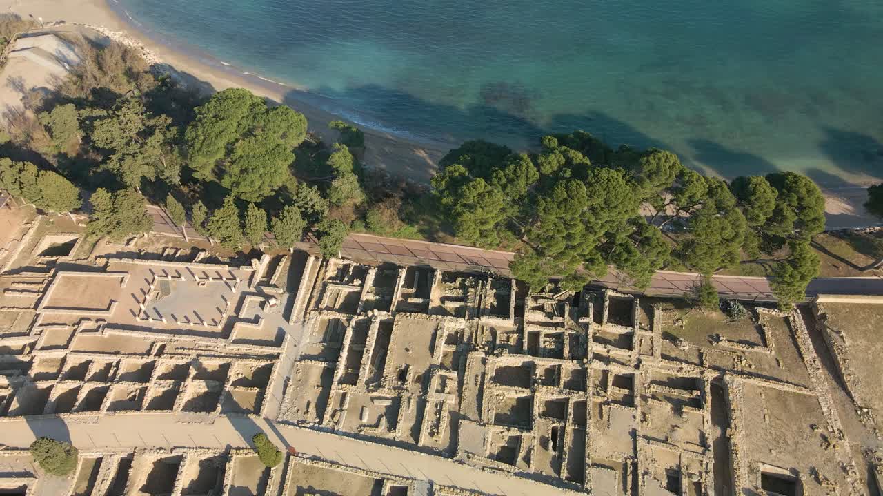 imágenes aéreas de las ruinas romanas griegas de ampurias en la costa brava girona grabadas con drones de arqueología romana.