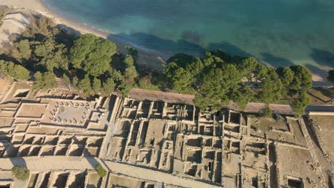 Luftbilder-Der-Griechisch-römischen-Ruinen-Von-Ampurien-An-Der-Costa-Brava-Girona,-Aufgenommen-Mit-Drohne-Römischer-Archäologie