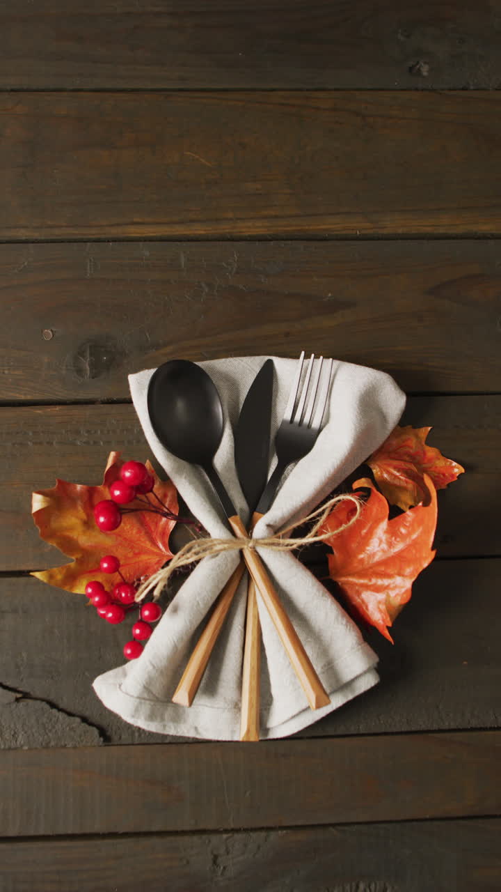 vídeo vertical de cubiertos y tela sobre una superficie de madera