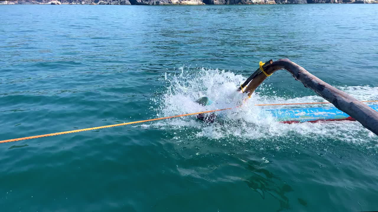 고아의 전통적인 시 배의 빠르게 움직이는 오어의 근접  4k