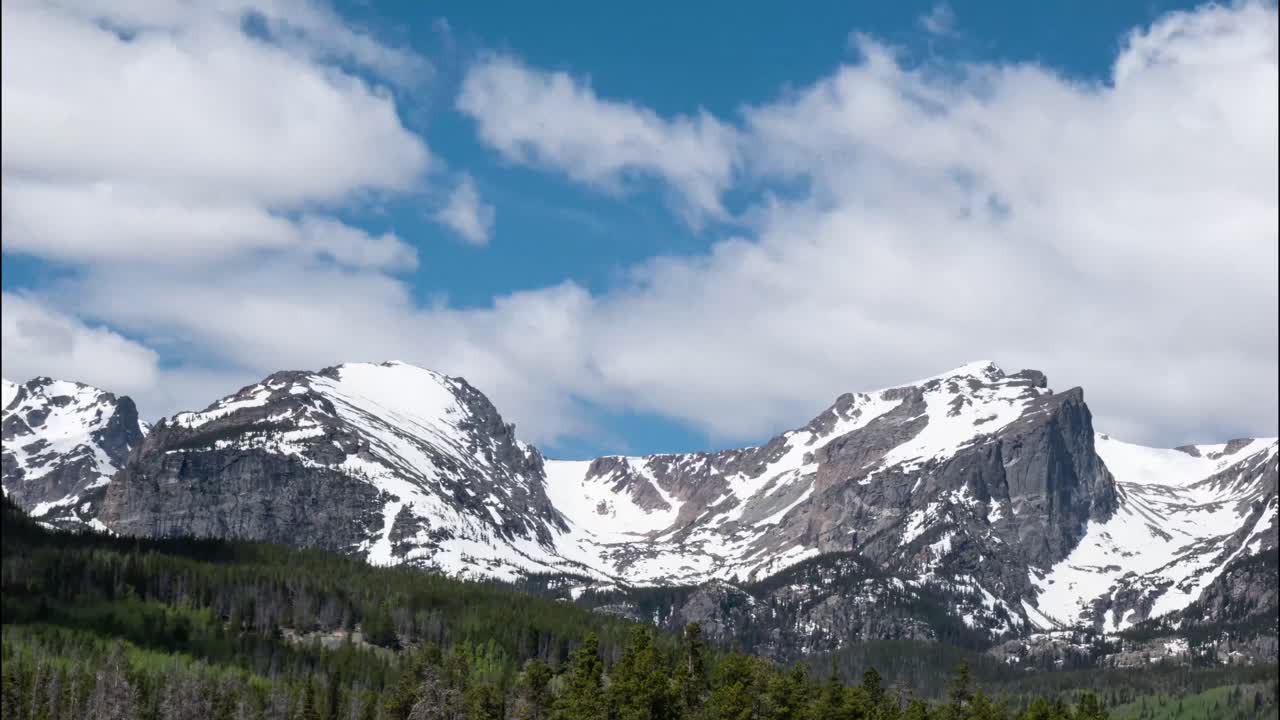 Nuvole 4K che passano su una montagna in time-lapse
