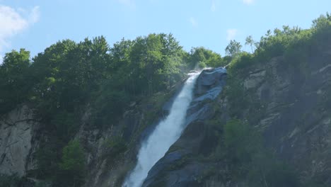 Mächtiger-Wasserfall-In-Der-Nähe-Der-Stadt-Foroglio,-Tessin,-Schweiz---Niedriger-Winkel