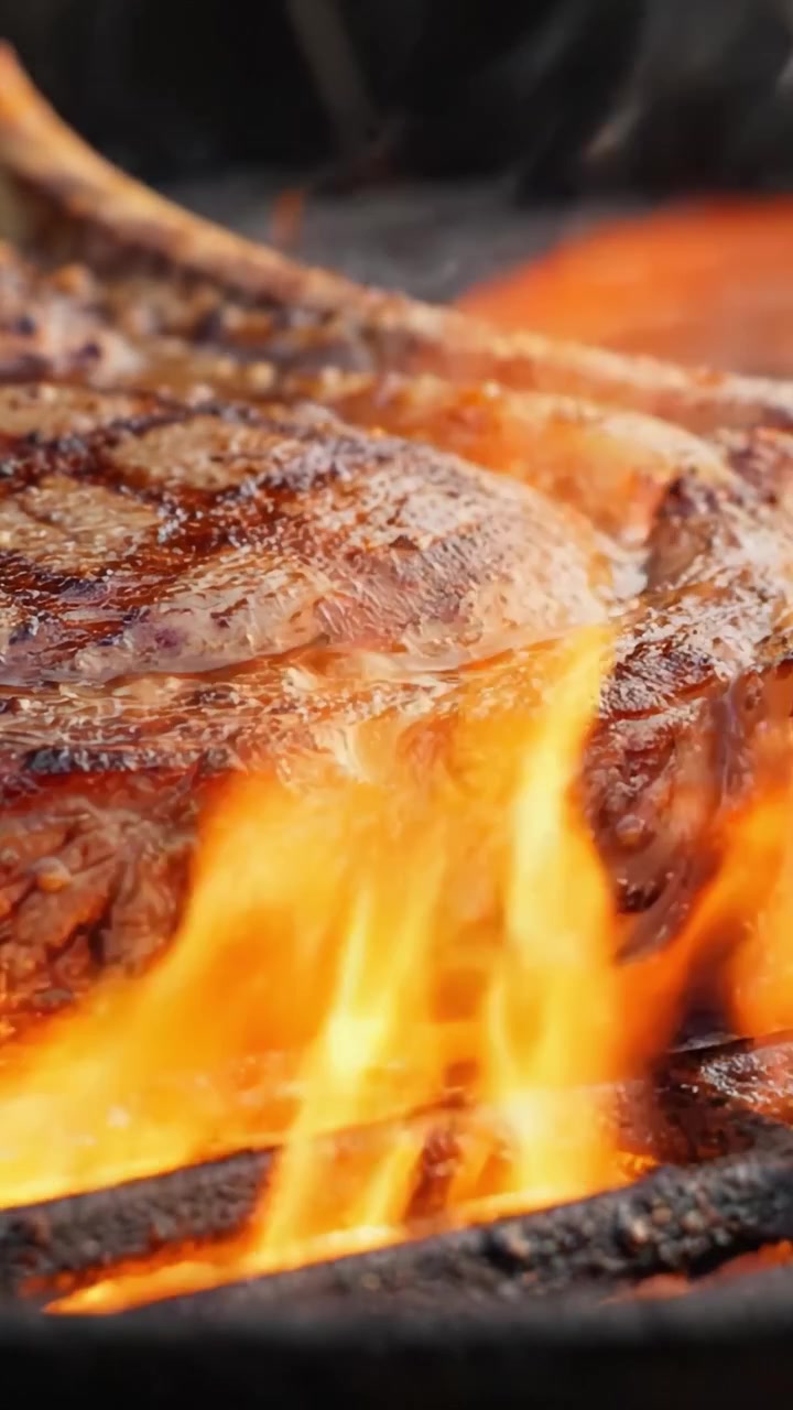 Succulenta Bistecca di Ribeye Che Sfrigola sulla Griglia: Una Delizia Culinaria Cucinata alla Perfezione con Bordi Carbonizzati e un Sapore Succulento, Catturata con Dettagli Affascinanti