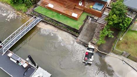 vista aérea de un barco dragando arena cerca de la orilla del río