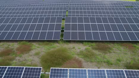 Langsame-Nahaufnahme-Aus-Der-Luft-über-Die-Sonnenkollektoren-Im-Photovoltaikkraftwerk