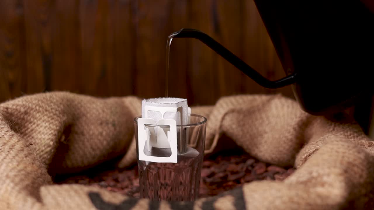 필터 위에 커피를 부는 것