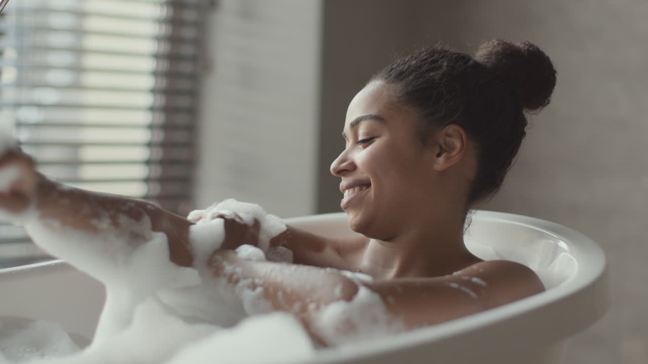 거품 목욕 을 즐기는 여자