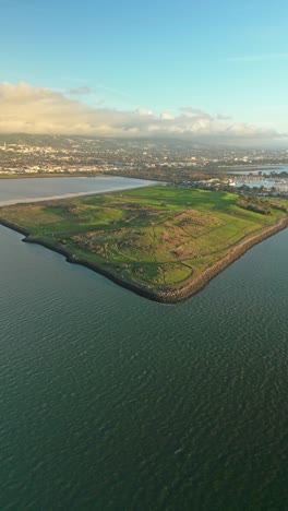 vista aérea del parque costero y la bahía