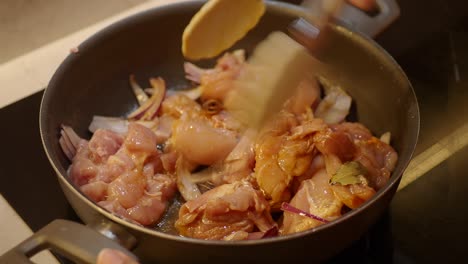 pollo siendo frito en una sartén