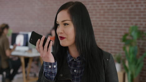 retrato de una mujer caucásica joven que usa un teléfono inteligente hablando hablando haciendo una llamada por altavoz tecnología móvil de teléfono