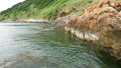 Malerische-Seelandschaft-Und-Felsen-Tagsüber-Im-Khao-Laem-Ya-Nationalpark,-Rayong,-Thailand