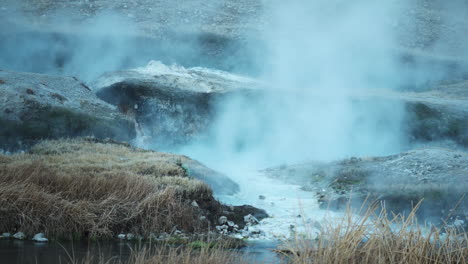 Fuerte-Vapor-De-Aguas-Termales-Naturales,-Sitio-Geológico-De-Hot-Creek,-Bosque-Nacional-Inyo,-ángulo-Bajo