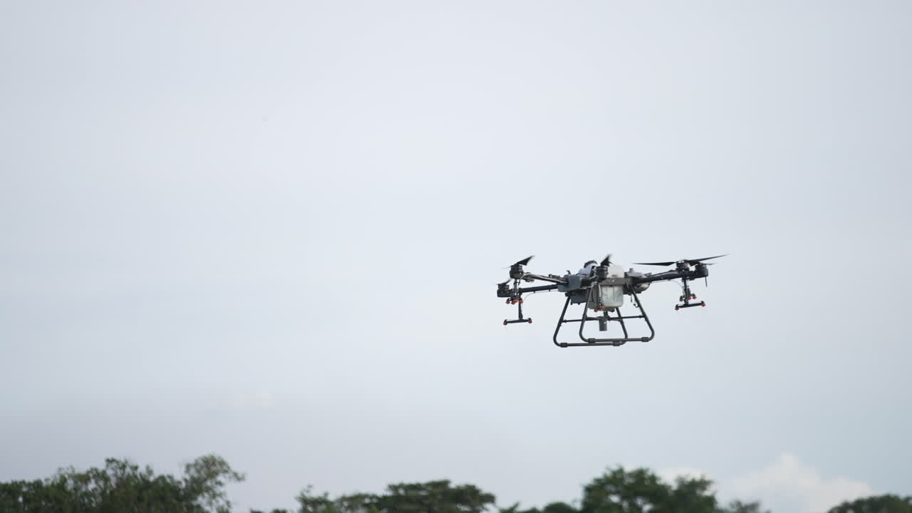 스프레이 준비 된 농부 들 의  을 스캔 하는 dji agrad t30 의 느린 추적