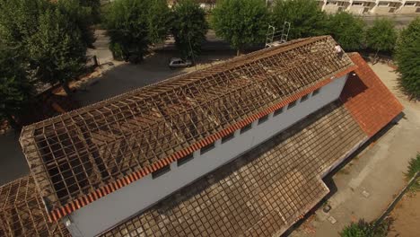 vista panorámica de la casa de marco de madera en construcción vigas del techo vista aérea