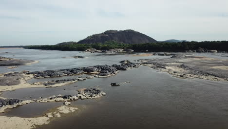 콜롬비아 비차다(vichada colombia)에 산이 있는 오리노코 강(orinoco river)의 아름다운 넓은 공중 사진