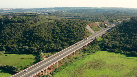 antena: una carretera que atraviesa el campo del algarve en portugal