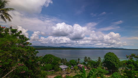 Pueblo-Tropical-Palmera-De-Coco-Marea-Pacífico-Sur-Bahía-Ccean-Wewak-Este-Río-Sepik-Provincia-Capital-Distrito-Papua-Nueva-Guinea-Timelapse-Nubes-Sol-Soleado-Durante-El-Día-Islas-Madang-Costa-Norte