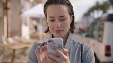 Retrato-De-Una-Joven-Atractiva-Tomando-Fotos-Usando-Un-Teléfono-Inteligente